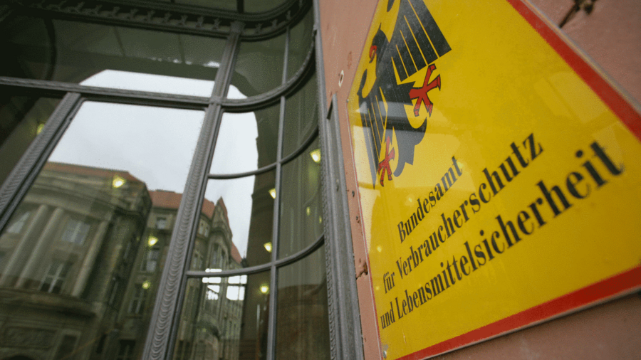 Das Bild zeigt das Portal und Schild des Bundesamtes für Verbraucherschutz und Lebensmittelsicherheit am Dienstsitz Mauerstraße 39 - 42 in Berlin Mitte