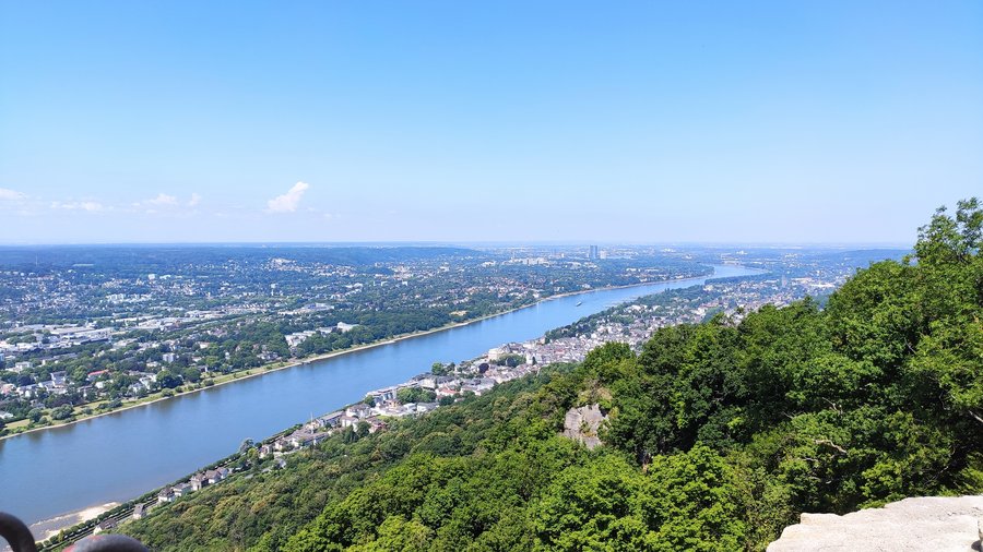 Blick vom Drachenfels auf das Rheintal bei Bonn.