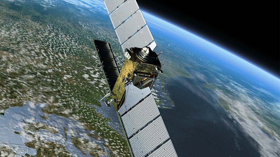 Sentinel-1 Satellit im All, im Hintergrund die Erde.